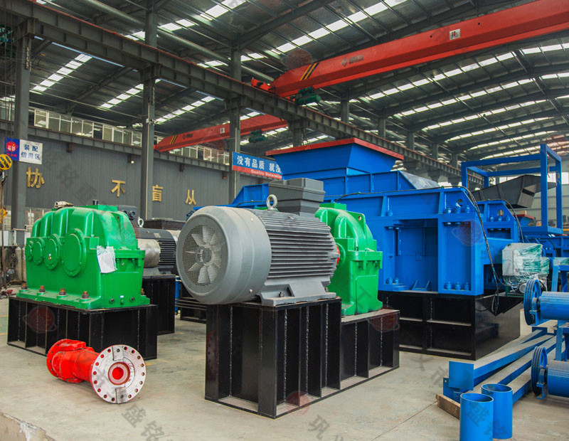 小型卵石打砂機(jī)_河卵石生產(chǎn)線配置_華盛銘液壓對輥制砂機(jī)